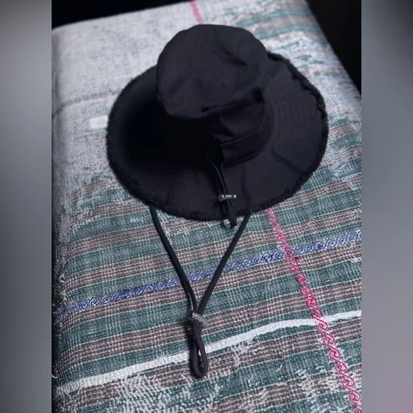 JACQUEMUS Black Les Classiques 'The Artichaut' Bucket Hat - Picture 5 of 6